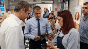 Ο πρωθυπουργός επισκέφθηκε σούπερ μάρκετ και τράπεζα: “Οι εργοδότες δεν θα μπορούν να εκμεταλλεύονται εργαζόμενους”