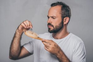 Τριχόπτωση: Τι μπορείτε να κάνετε για να σώσετε τα μαλλιά σας