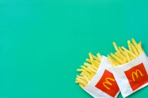 Θαμώνας των McDonald’s αποκαλύπτει γιατί παραγγέλνει μεγάλες πατάτες σε ποτήρι