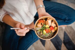 Η Nestlé κυκλοφορεί σνακ για τους χρήστες φαρμάκων Wegovy-Ozempic, αλλά… ξεχνά να τις αναφέρει στη συσκευασία!