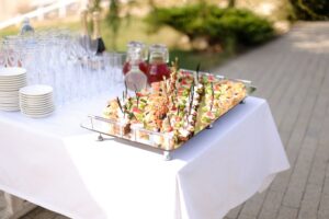 Ζευγάρι στα “μαχαίρια” με την οικογένειά του επειδή επέλεξε μενού χωρίς κρέας στο γάμο του