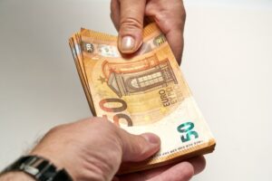 Τις 181 από τις 365 ημέρες του χρόνου, δουλεύουμε για να πληρώνουμε φόρους! – Μελέτη του ΚΕΦίΜ