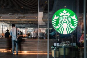Starbucks: Κλείνουν καταστήματα λόγω χρήσης ναρκωτικών – Επίθεση από το συνδικάτο