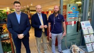Επίσκεψη του κ. Χατζηδάκη στο σουπερμάρκετ Μασούτης για τυφλούς