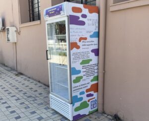 Ελληνική πρωτοτυπία: Ψυγεία της ΜΕΒΓΑΛ όχι με γιαούρτια αλλά με… Βιβλία!