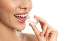 Καλοκαίρι: Μήπως είναι κακό να τρώμε παγάκια;