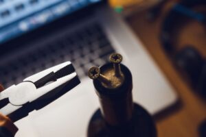 5 τρόποι να ανοίξετε ένα κρασί χωρίς τιρμπουσόν
