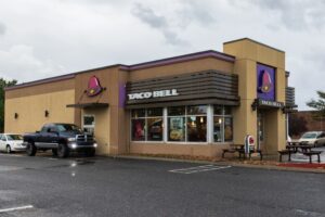 Taco Bell: Διευθυντής έριξε… βραστό νερό σε πελάτες! Ζητούν αποζημίωση 1 εκατ. $