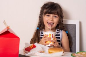 Τι είναι χειρότερο; Ένα Happy Meal ή ένα ζαχαρούχο αναψυκτικό για ένα μικρό παιδί;