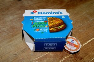 Domino’s: Επανάσταση στο γρήγορο φαγητό με τη νέα πίτσα-μπέργκερ