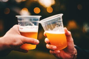 Drink&nbsp;Greener: Βρετανική καμπάνια για μπίρα και αλκοόλ χωρίς πλαστικά ποτήρια
