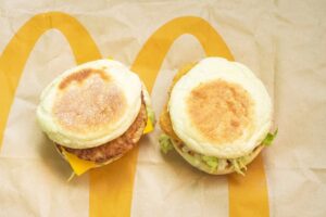 Περίπου 2000 ευρώ για…δύο McMuffin