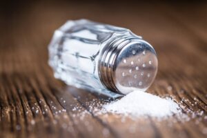Η συχνότητα με την οποία προσθέτει κανείς αλάτι στα φαγητά  μειώνει τον κίνδυνο καρδιακών παθήσεων