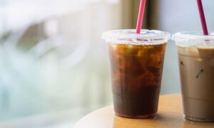 Παράνομα κυκλώματα διακινούν πλαστικά καλαμάκια! – Δεν αποδίδεται το περιβαλλοντικό τέλος για τα πλαστικά μιας χρήσης
