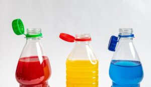 ΕΕ: Υποχρεωτικά τα “συνδεδεμένα” καπάκια στα πλαστικά μπουκάλια από το 2024