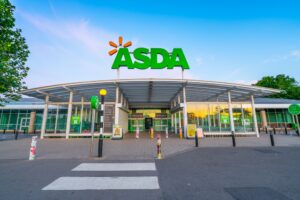Βουτιά 33% στα κέρδη της Asda λόγω της στρατηγικής μείωσης των τιμών