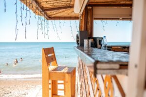 Μήνυση της Δασικής Υπηρεσίας για παράνομο beach bar στη Χαλκιδική