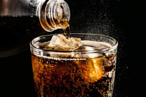 Ευρώπη: Η έλλειψη CΟ2 απειλεί την Βιομηχανία Τροφίμων – Περικοπές στην παραγωγή ανθρακούχων
