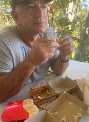 Ο Μπέζος τρώει Burger McDonald’s για να υπενθυμίσει από που ξεκίνησε…