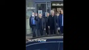 Viral το βίντεο με το Γερμανό που διαμαρτύρεται στον Σολτς για την τιμή… στο κεμπάπ!