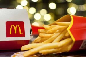 Τα McDonald’s στη Λευκορωσία μετονομάζονται σε «Νόστιμο και τελεία»