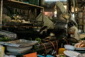 Έκοβαν λαχανικά στην ίδια σανίδα με το ωμό κρέας! “Εφιάλτης” στην κουζίνα βρετανικού εστιατορίου