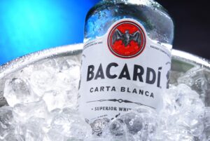Bacardi: Τέλος στα πλαστικά μη επαναγεμιζόμενα εξαρτήματα