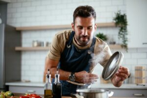 Cookpad: Οι νέοι στην Ελλάδα μαγειρεύουν λιγότερο κατά 40% από τον μέσο όρο της γενιάς Gen Z παγκοσμίως
