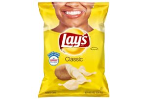 Lay’s x Balenciaga: Σακούλα για πατατάκια έγινε τσάντα πολυτελείας!