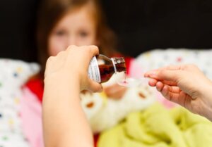 Η Τραγωδία κλιμακώνεται – Άλλα 150 νήπια έχασαν τη ζωή τους από σιρόπι για τον βήχα – Ανακαλούνται οι άδειες σε 2 φαρμακοβιομηχανίες