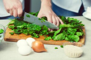 Θεσσαλονίκη: Στην ελληνική χορτοφαγική κουζίνα εκπαιδεύονται πρόσφυγες και μετανάστες 