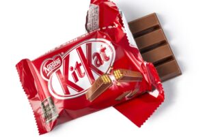 Η Nestle αλλάζει τα περιτυλίγματα στις σοκολάτες – Δισεκατομμύρια λιγότερα κομμάτια πλαστικού στην αλυσίδα εφοδιασμού