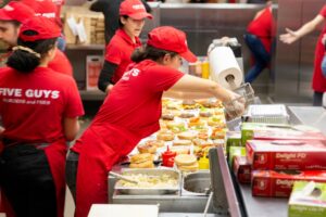 Οι τιμές στα fast-food αυξάνονται και οι καταναλωτές γίνονται όλο και πιο διστακτικοί
