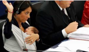 Η Ιταλική Βουλή επιτρέπει στις βουλευτίνες να θηλάζουν μέσα στην αίθουσα