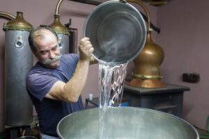 “Άγιο… τσίπουρο”: Το παραδοσιακό καζάνι στο χωριό Πλατάνη  Έδεσσας