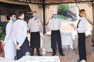 Ξενοδοχοϋπάλληλοι: Αυξήσεις και νέοι όροι εργασίας – Τι προβλέπει η νέα κλαδική συλλογική σύμβαση εργασίας 2023-2024
