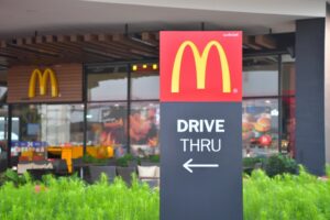 Νέα εποχή στα drive thru – Τα McDonald’s τοποθέτησαν ιμάντες παράδοσης γευμάτων