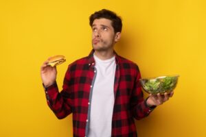 Tik Tok: ” Όποιος χορτοφάγος λέει πως δεν τρώει έστω και ένα cheat meal με κρέας ανά διαστήματα, λέει  ψέματα”