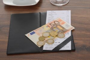 Εστίαση: Πτώση στα φιλοδωρήματα, αλλά μεγάλες εταιρείες πιέζουν…