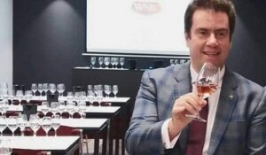 Κ. Λαζαράκης (MW): «Το Ελληνικό κρασί είναι το “Jurassic Park” του ευρωπαϊκού αμπελώνα»