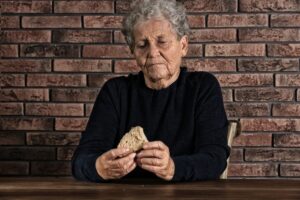 Το 35,6% των Ελλήνων ηλικιωμένων αντιμετωπίζουν «κίνδυνο υποσιτισμού» – Υποσιτισμένο το 10,4%