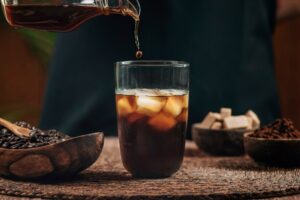 Πώς να φτιάξετε καφέ cold brew εύκολα στο σπίτι