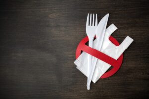 Κάλιο αργά παρά ποτέ – Και η Βρετανία απαγορεύει τα πλαστικά μιας χρήσης στην εστίαση