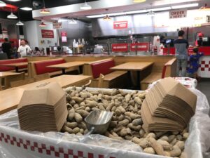 Γιατί η αλυσίδα “Five guys” προσφέρει δωρεάν  φιστίκια σε όλους τους πελάτες;