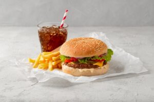 Burger + αναψυκτικό : Ο κίνδυνος που κρύβει ο “ακαταμάχητος” αυτός συνδυασμός