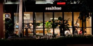 O Salt bae πουλάει Burger και σε τιμές Fast food – Μπιφτέκια μόνο με 9 ευρώ!