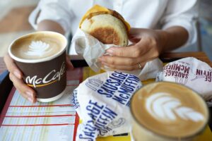 Απίστευτο λάθος σε McDonald’s – Πήγε για  McMuffin και έφυγε με… μερικές χιλιάδες δολάρια! (βίντεο)