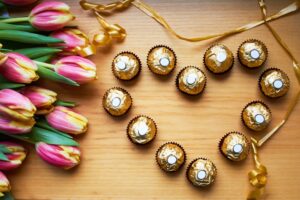 H Ferrero ανακοινώνει την επανακυκλοφορία εορταστικών προϊόντων ένα χρόνο μετά τις 450 δηλητηριάσεις από τα Kinder-έκπληξη