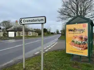 black humor: Σάλος με διαφήμιση του κοτόπουλου McCrispy της McDonald’s δίπλα σε… κρεματόριο!