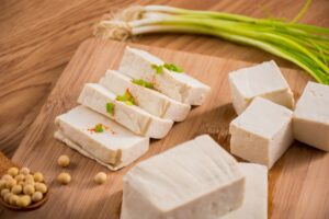 Vegan τυρί: Από τι φτιάχνεται και πόσο υγιεινό είναι